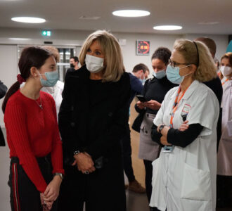 Brigitte Macron, présidente de la Fondation des Hôpitaux en visite à l’Institut de génétique médicale d’Alsace des Hôpitaux Universitaires de Strasbourg