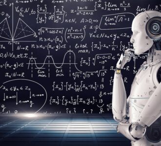 Tableau rempli de formules mathématiques avec une androïde en avant-plan