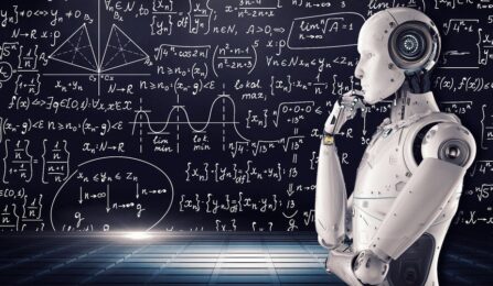 Tableau rempli de formules mathématiques avec une androïde en avant-plan