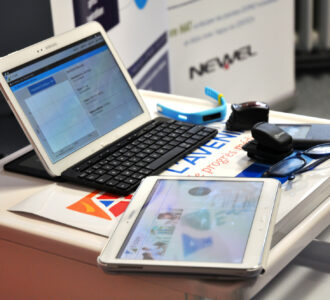 Photo regroupant un miniPC, une montre connectée, un smartphone, une tablette et des lunettes