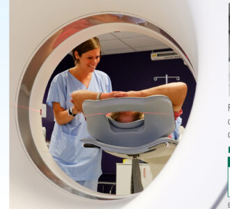 Un patient passe dans une IRM avec l'aide d'une professionnelle de santé