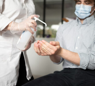 Patient se faisant offrir du gel pour les mains