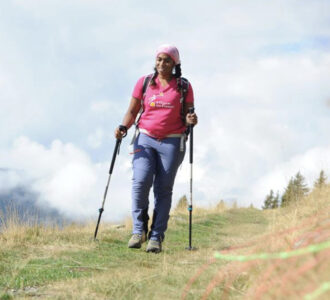 Femme marchant en montagne