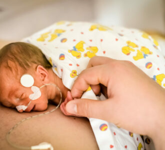 bébé en peau à peau avec son papa