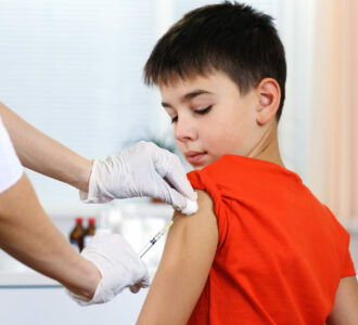 Enfant se faisant vacciner